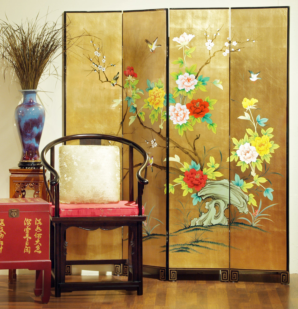 Cette image montre une salle de séjour asiatique avec un mur beige, un sol en bois brun, aucune cheminée et aucun téléviseur.