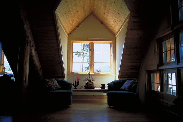 Immagine di un piccolo soggiorno rustico chiuso con pareti beige, parquet chiaro, nessun camino e nessuna TV