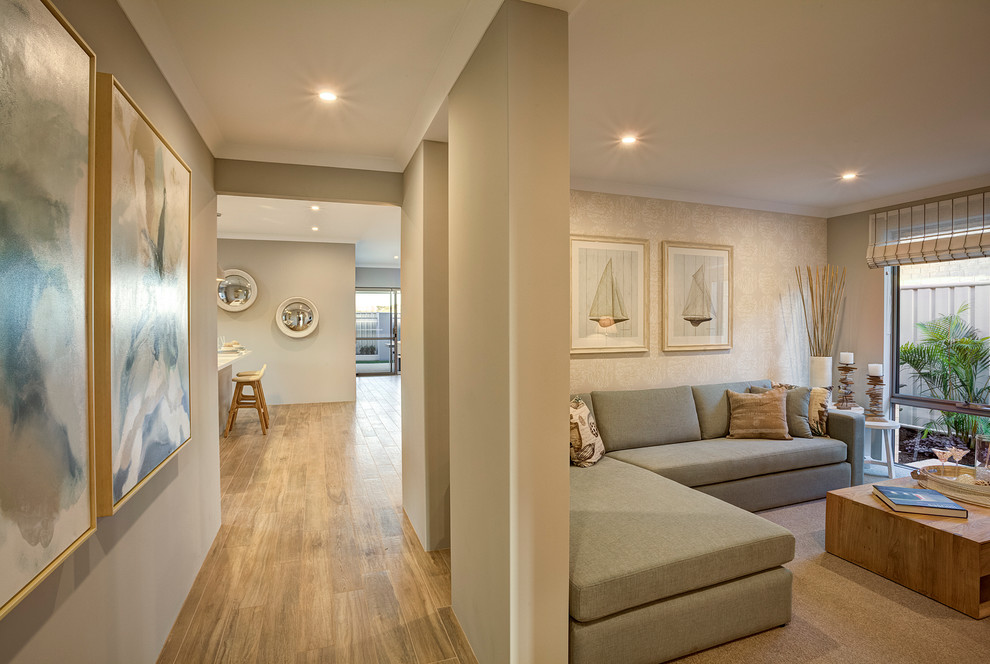 Imagen de sala de estar abierta costera con paredes beige
