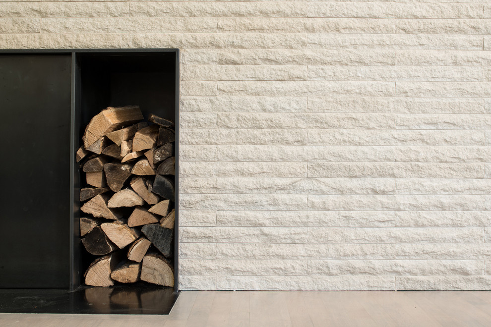Modelo de sala de estar nórdica con suelo de madera clara, todas las chimeneas y marco de chimenea de piedra
