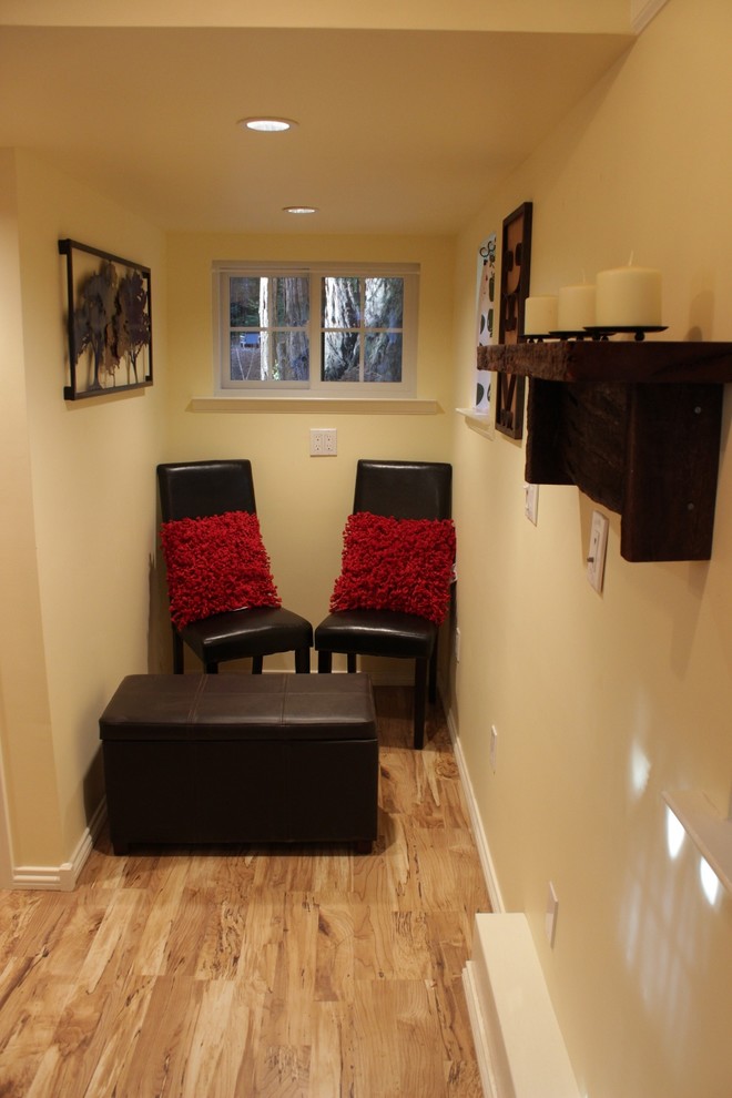 На фото: маленькая открытая гостиная комната в классическом стиле с желтыми стенами без камина для на участке и в саду