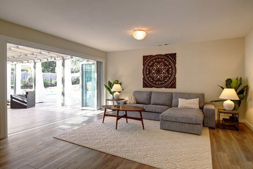Cette image montre une salle de séjour design de taille moyenne et ouverte avec un sol en carrelage de céramique.
