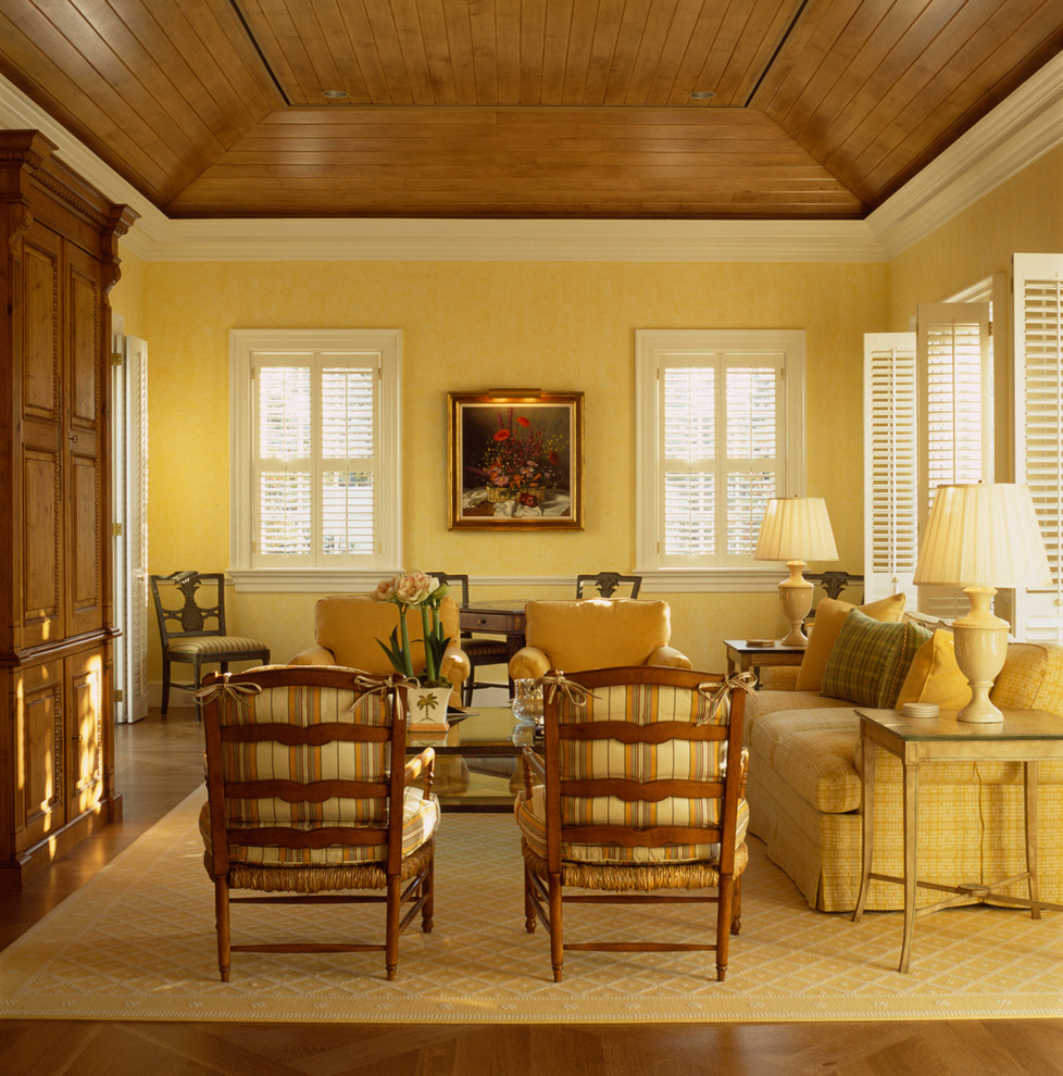 Источник вдохновения для домашнего уюта: изолированная гостиная комната среднего размера в классическом стиле с желтыми стенами, паркетным полом среднего тона и скрытым телевизором без камина
