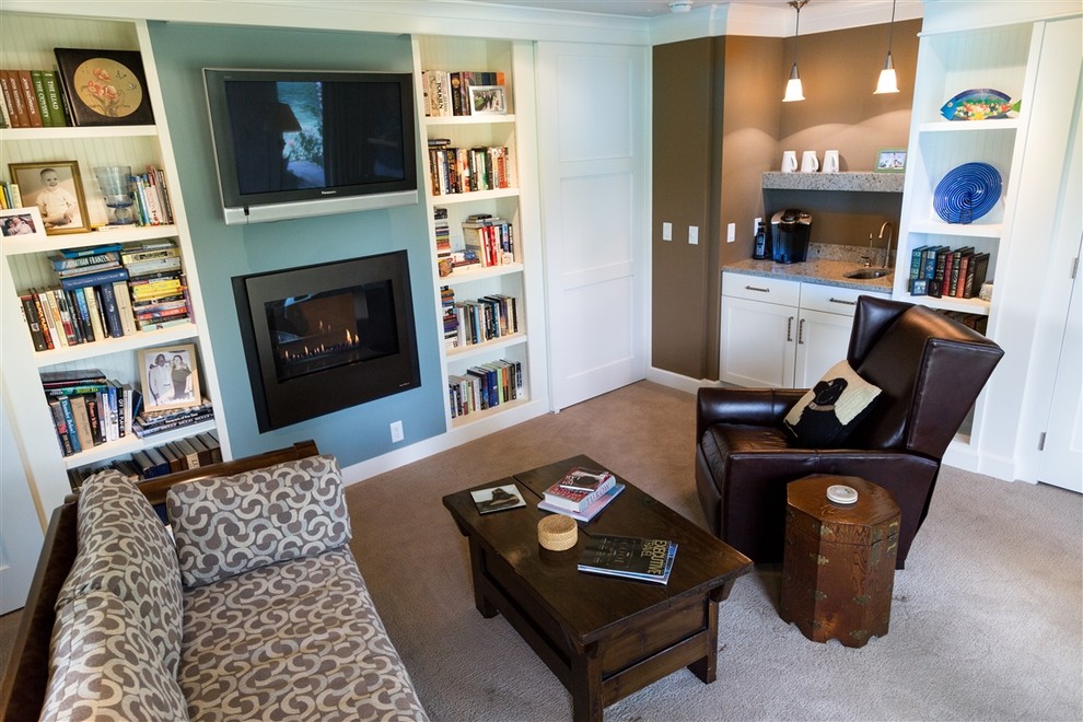 Imagen de sala de estar con biblioteca cerrada clásica renovada de tamaño medio con moqueta, chimenea de doble cara, paredes multicolor, televisor colgado en la pared, marco de chimenea de yeso y suelo beige
