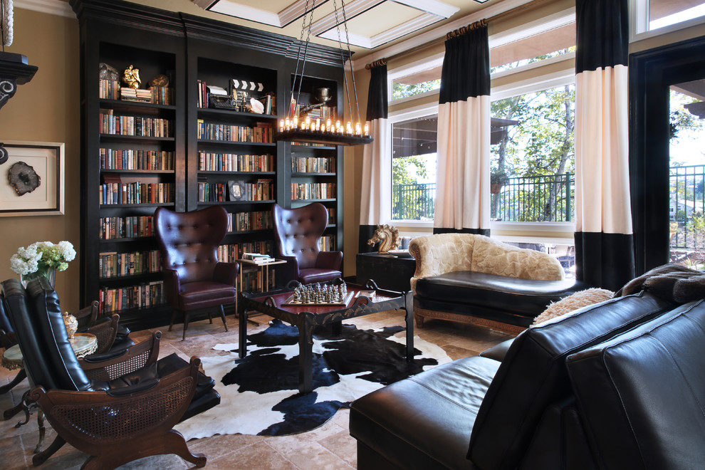 Idee per un soggiorno tradizionale con libreria, pareti marroni e tappeto