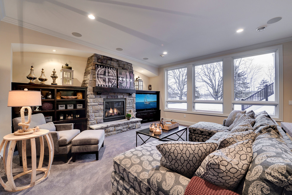 Diseño de sala de estar contemporánea con paredes beige y marco de chimenea de piedra