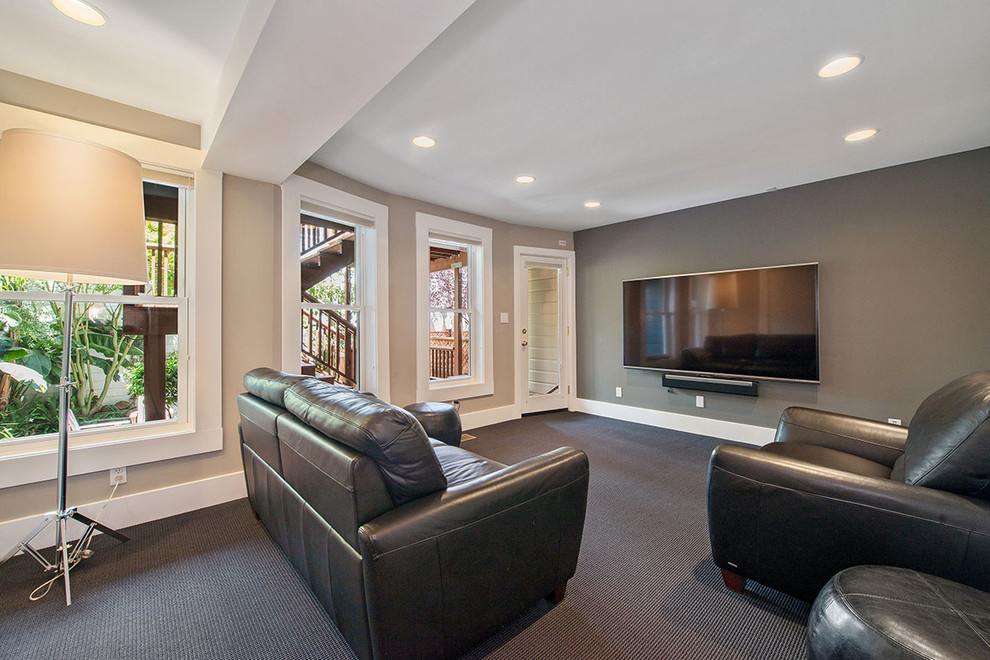 Foto de sala de estar abierta clásica renovada grande sin chimenea con paredes grises, moqueta, televisor colgado en la pared y suelo gris