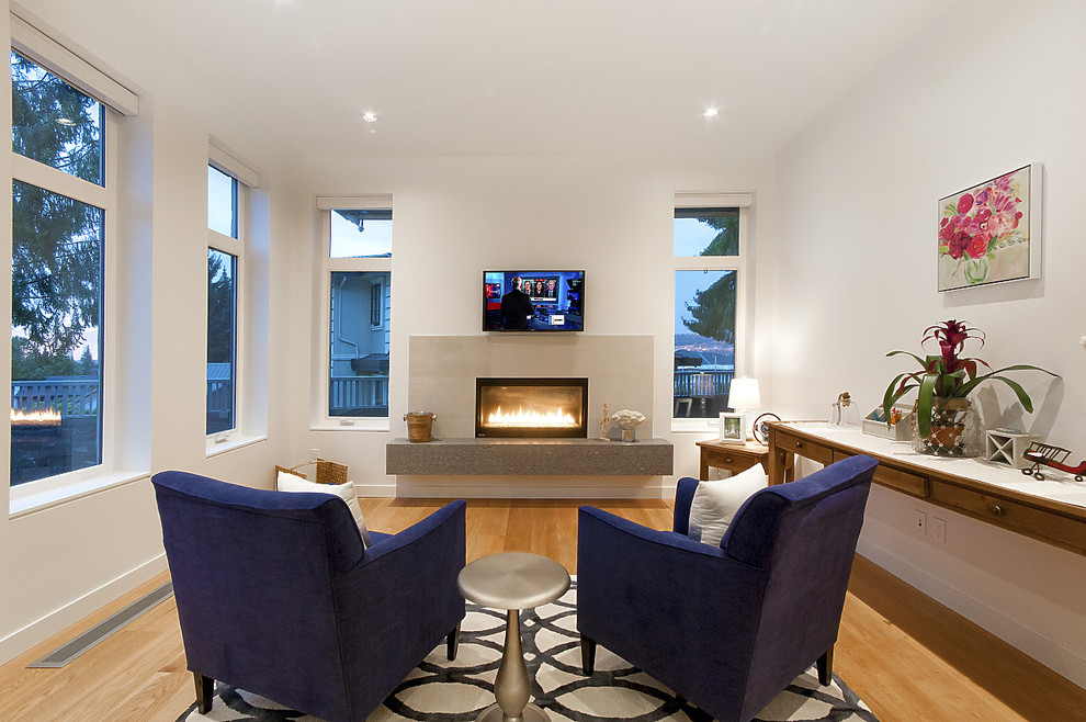 Mittelgroßes, Abgetrenntes Modernes Wohnzimmer mit weißer Wandfarbe, hellem Holzboden, Gaskamin, gefliester Kaminumrandung, TV-Wand und beigem Boden in Vancouver