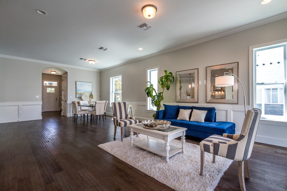 Mittelgroßes, Offenes Klassisches Wohnzimmer ohne Kamin mit beiger Wandfarbe und dunklem Holzboden in Tampa