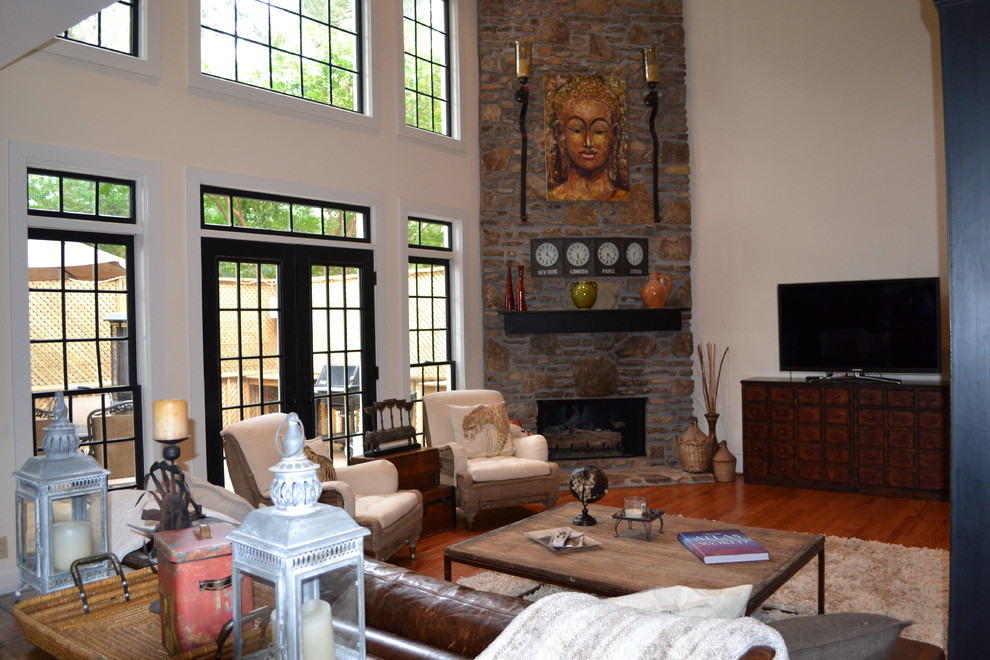 Großes Uriges Wohnzimmer im Loft-Stil mit weißer Wandfarbe, braunem Holzboden, Eckkamin, Kaminumrandung aus Stein und freistehendem TV in Atlanta