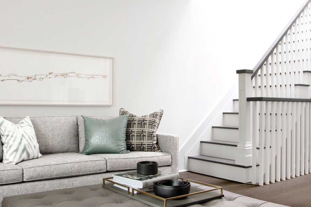 Immagine di un soggiorno design di medie dimensioni e aperto con pareti bianche, pavimento in legno massello medio e parete attrezzata