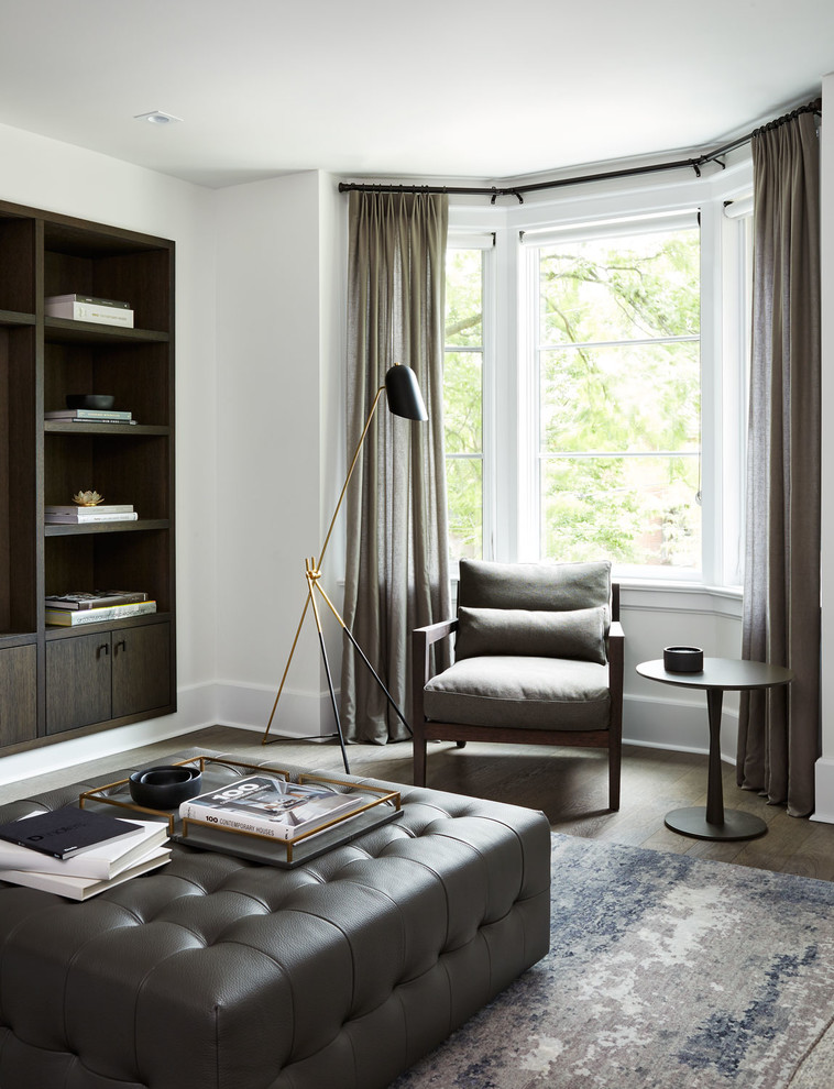 Idée de décoration pour une salle de séjour design de taille moyenne et ouverte avec un mur blanc, un sol en bois brun, un téléviseur encastré et un sol marron.