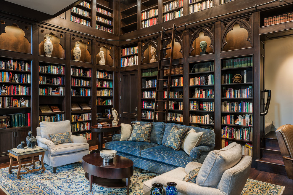 Источник вдохновения для домашнего уюта: большая гостиная комната в классическом стиле с с книжными шкафами и полками, коричневыми стенами, темным паркетным полом, коричневым полом и синим диваном