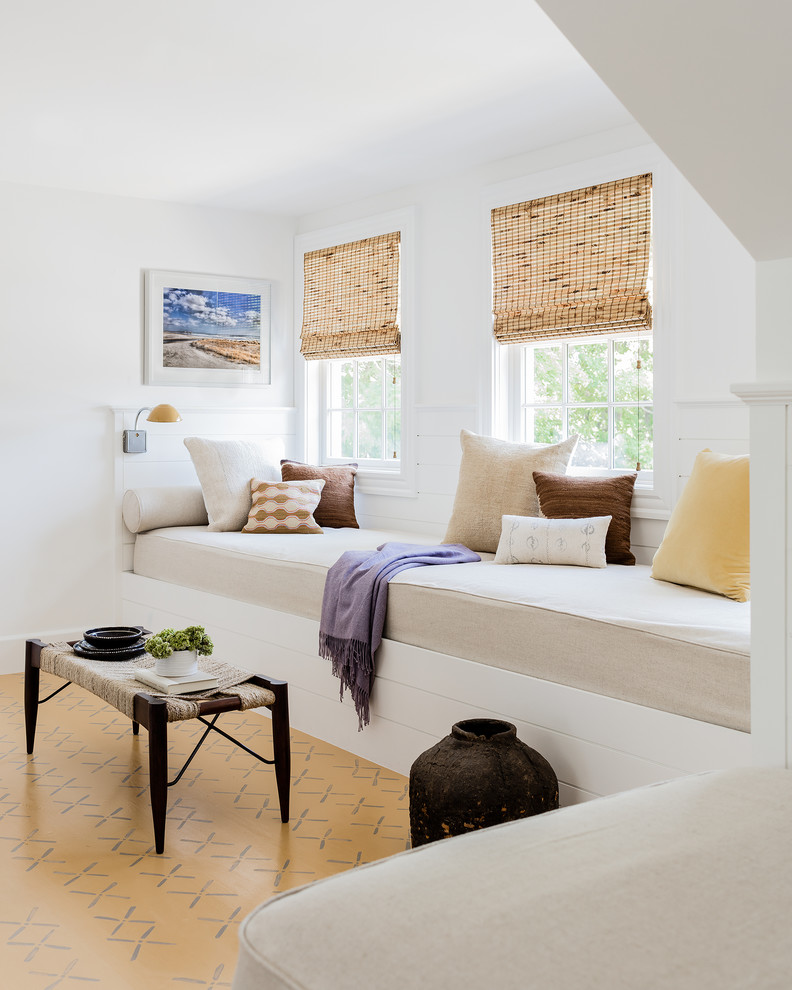 Стильный дизайн: гостиная комната в морском стиле с белыми стенами и разноцветным полом - последний тренд