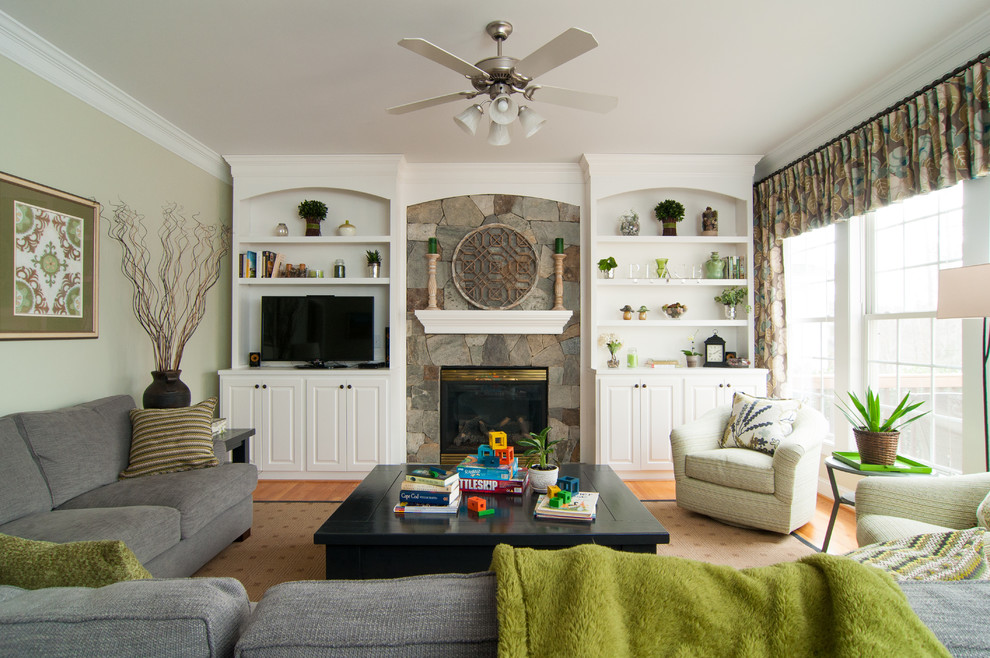 Mittelgroßes, Offenes Klassisches Wohnzimmer mit hellem Holzboden, Kamin, Kaminumrandung aus Stein, Multimediawand und grüner Wandfarbe in Raleigh