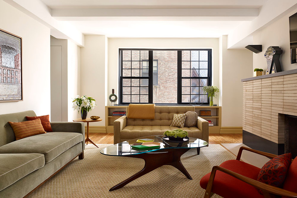 Mittelgroßes, Abgetrenntes Modernes Wohnzimmer mit weißer Wandfarbe, braunem Holzboden, Kamin und TV-Wand in New York