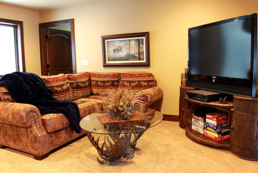 Modelo de sala de juegos en casa tipo loft rústica de tamaño medio con paredes amarillas, moqueta y televisor independiente