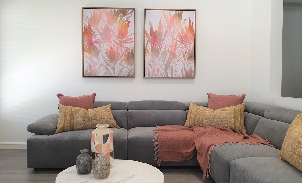 Foto de sala de estar abierta actual con paredes blancas, suelo laminado, televisor colgado en la pared y suelo gris