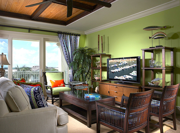На фото: изолированная гостиная комната среднего размера в морском стиле с зелеными стенами, полом из керамической плитки, отдельно стоящим телевизором и бежевым полом без камина