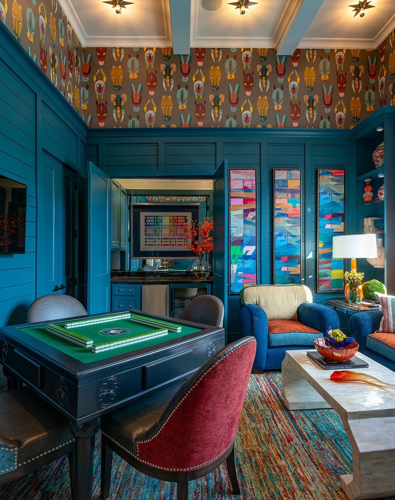 Пример оригинального дизайна: изолированная гостиная комната в стиле неоклассика (современная классика) с домашним баром, синими стенами и разноцветным полом