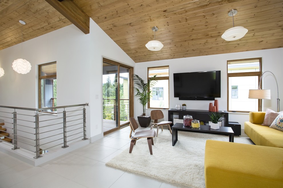 Idee per un soggiorno minimal stile loft con pareti bianche, TV a parete e pavimento bianco
