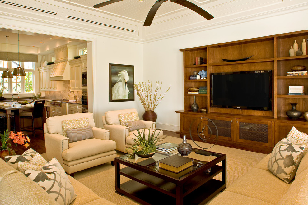 Idées déco pour une grande salle de séjour classique avec un mur beige, un sol en bois brun et un téléviseur encastré.