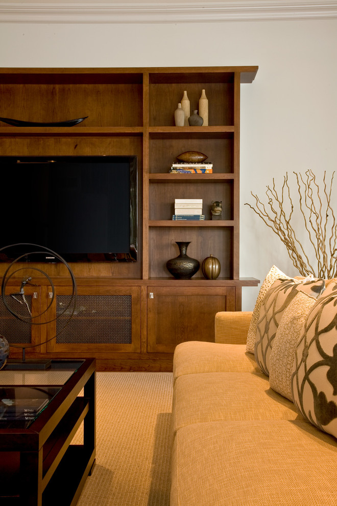 Großes Klassisches Wohnzimmer mit beiger Wandfarbe, braunem Holzboden und Multimediawand in Miami