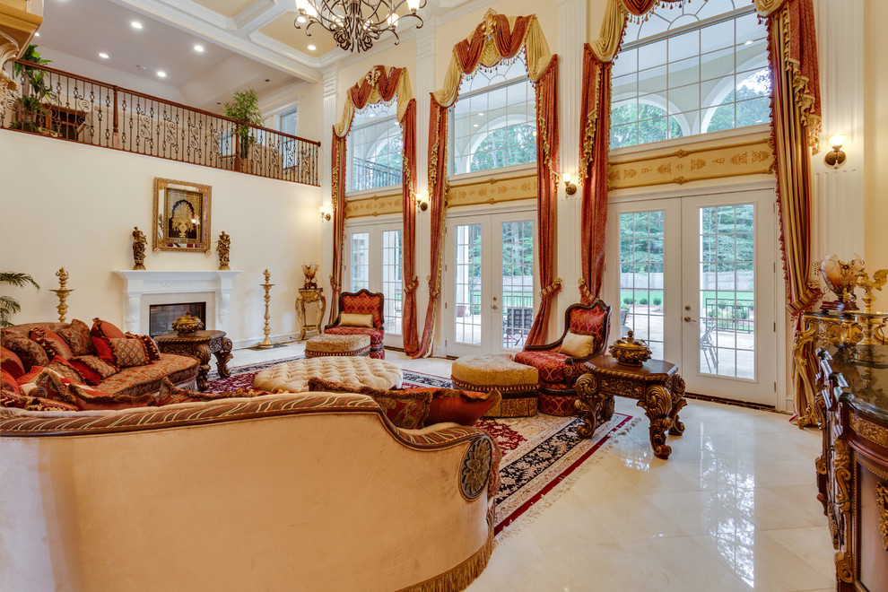 Источник вдохновения для домашнего уюта: огромная гостиная комната в классическом стиле с бежевыми стенами, мраморным полом, стандартным камином, фасадом камина из дерева и бежевым полом