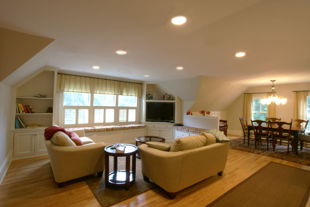 Ejemplo de sala de estar con biblioteca abierta clásica grande con paredes blancas, suelo de madera en tonos medios y pared multimedia