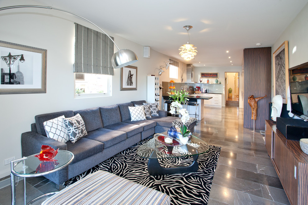 Offenes, Mittelgroßes Eklektisches Wohnzimmer ohne Kamin mit TV-Wand, weißer Wandfarbe, grauem Boden und Kalkstein in Sydney