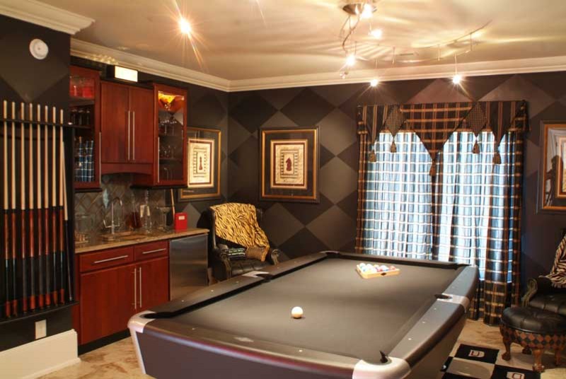Diseño de sala de juegos en casa cerrada clásica renovada de tamaño medio con paredes negras y suelo de piedra caliza