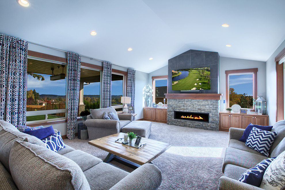 Imagen de sala de estar abierta de estilo americano extra grande con paredes beige, moqueta, chimenea lineal y marco de chimenea de piedra