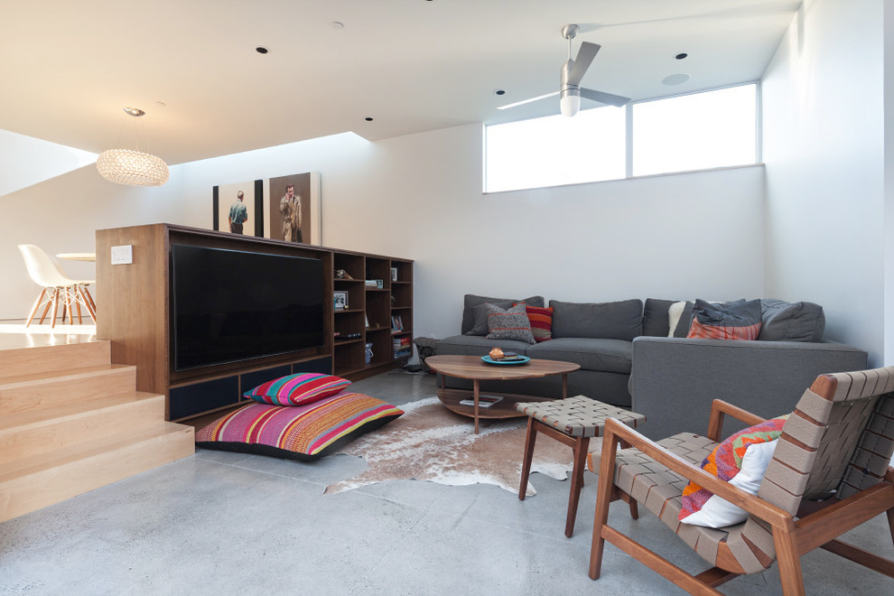 Mittelgroßes, Abgetrenntes Modernes Wohnzimmer ohne Kamin mit weißer Wandfarbe, Multimediawand und grauem Boden in Los Angeles