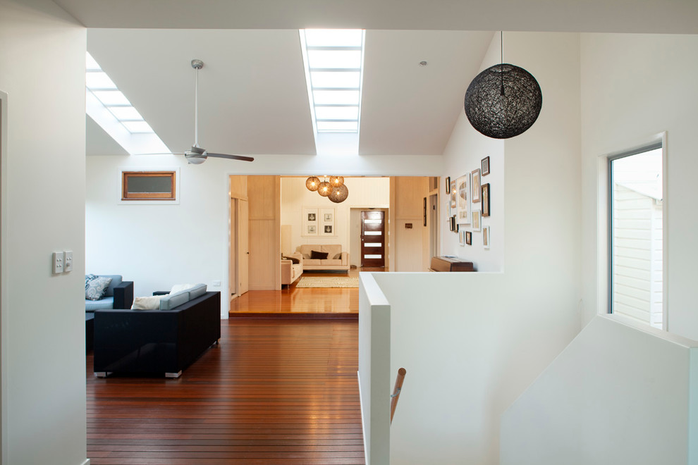 Идея дизайна: гостиная комната среднего размера в классическом стиле с белыми стенами и темным паркетным полом