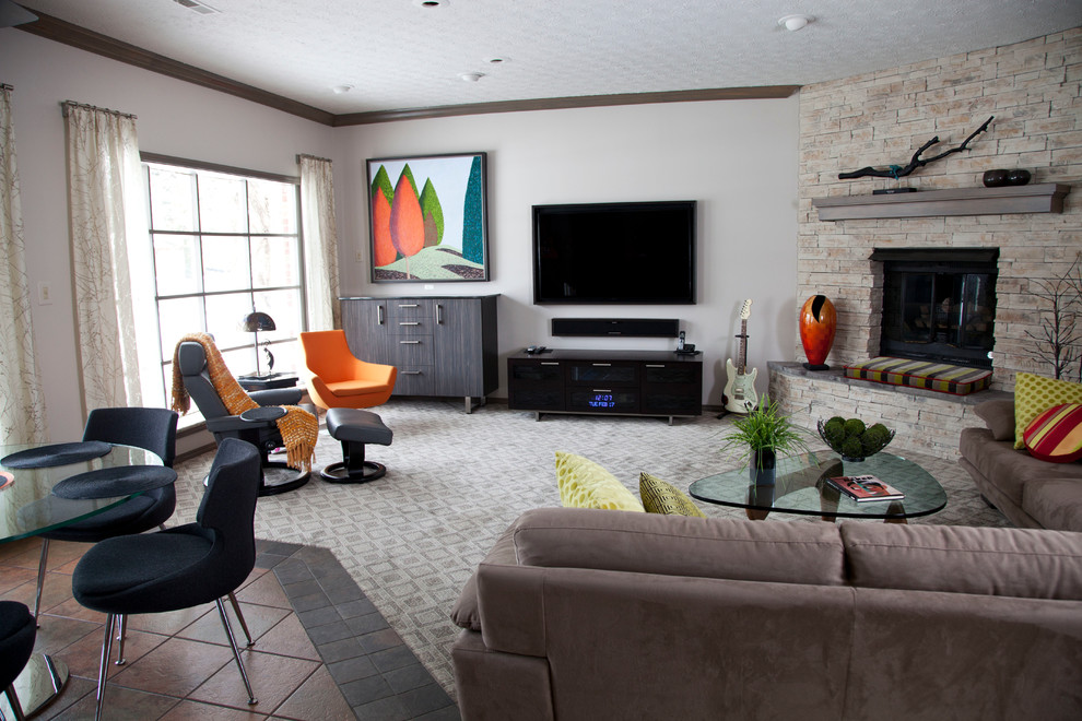 Стильный дизайн: большая открытая гостиная комната в современном стиле с серыми стенами, ковровым покрытием, стандартным камином, фасадом камина из камня и телевизором на стене - последний тренд