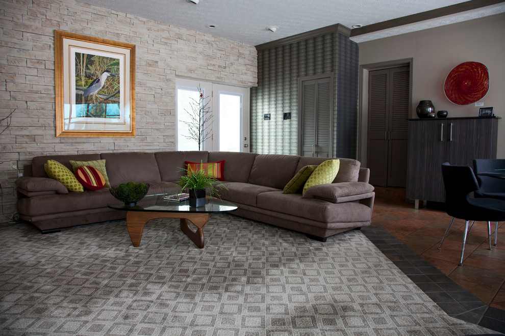 Großes, Offenes Modernes Wohnzimmer mit Teppichboden, Kamin, Kaminumrandung aus Stein, grauer Wandfarbe und TV-Wand in St. Louis