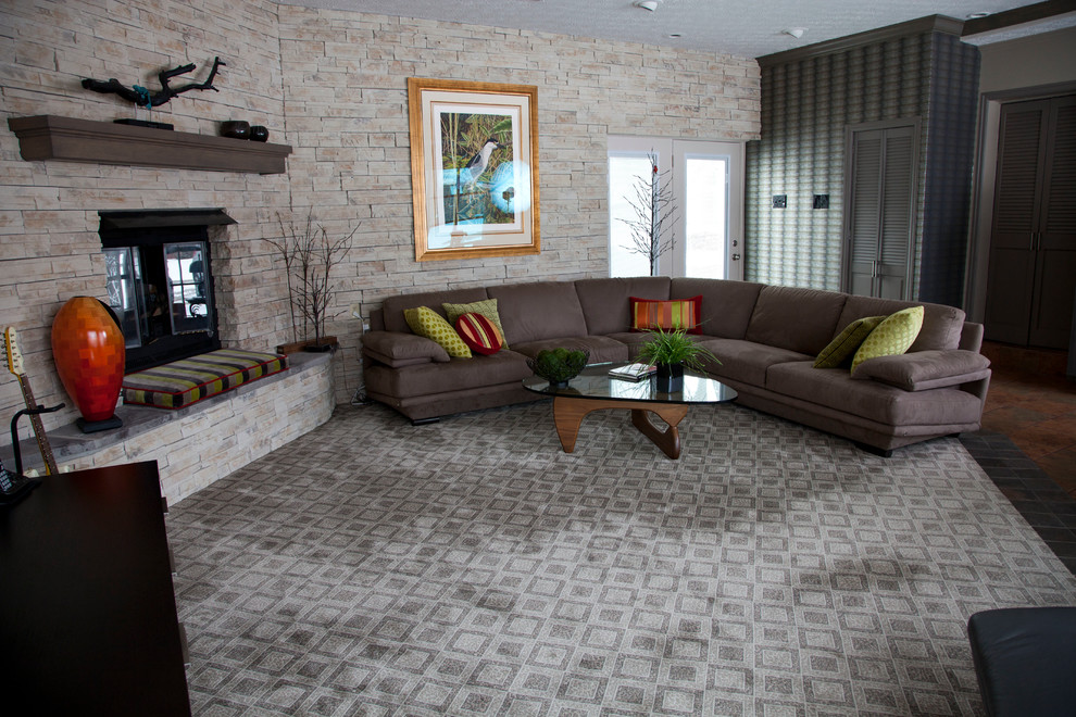 Offenes Klassisches Wohnzimmer mit Teppichboden, Kamin und Kaminumrandung aus Stein in St. Louis