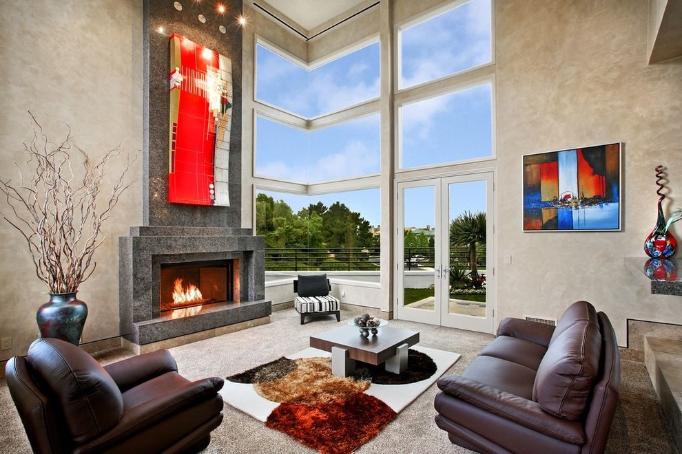 Пример оригинального дизайна: открытая гостиная комната среднего размера в современном стиле с ковровым покрытием, стандартным камином и фасадом камина из камня без телевизора