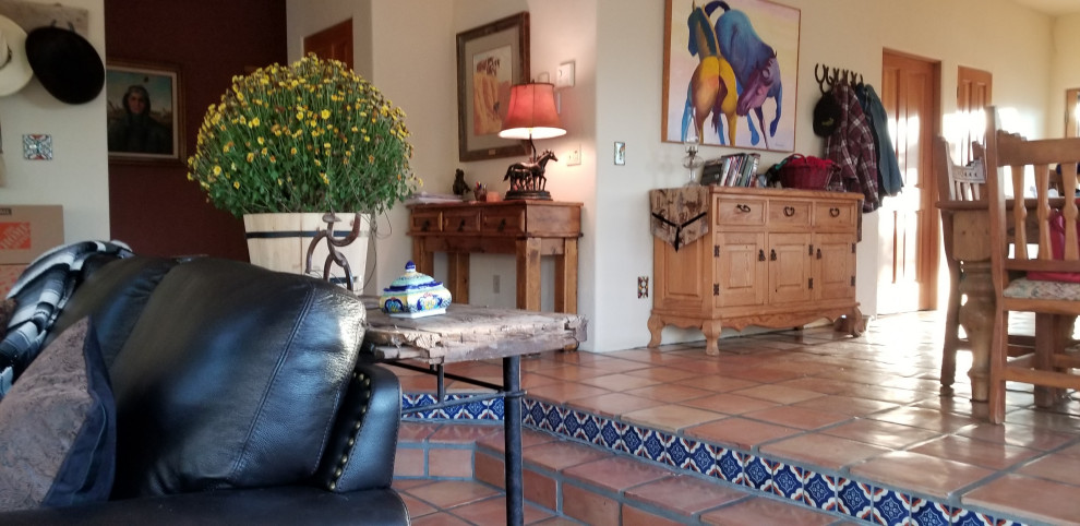 Diseño de sala de estar de estilo americano de tamaño medio con paredes multicolor y suelo de baldosas de terracota
