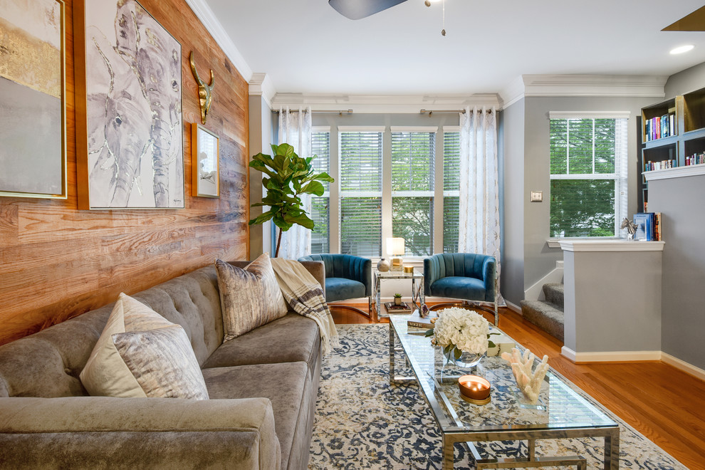 Foto di un piccolo soggiorno moderno aperto con pareti blu, pavimento in legno massello medio, nessun camino, TV a parete e pavimento marrone