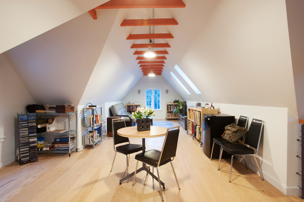 Foto de sala de estar abierta contemporánea sin chimenea con paredes blancas y suelo de madera clara