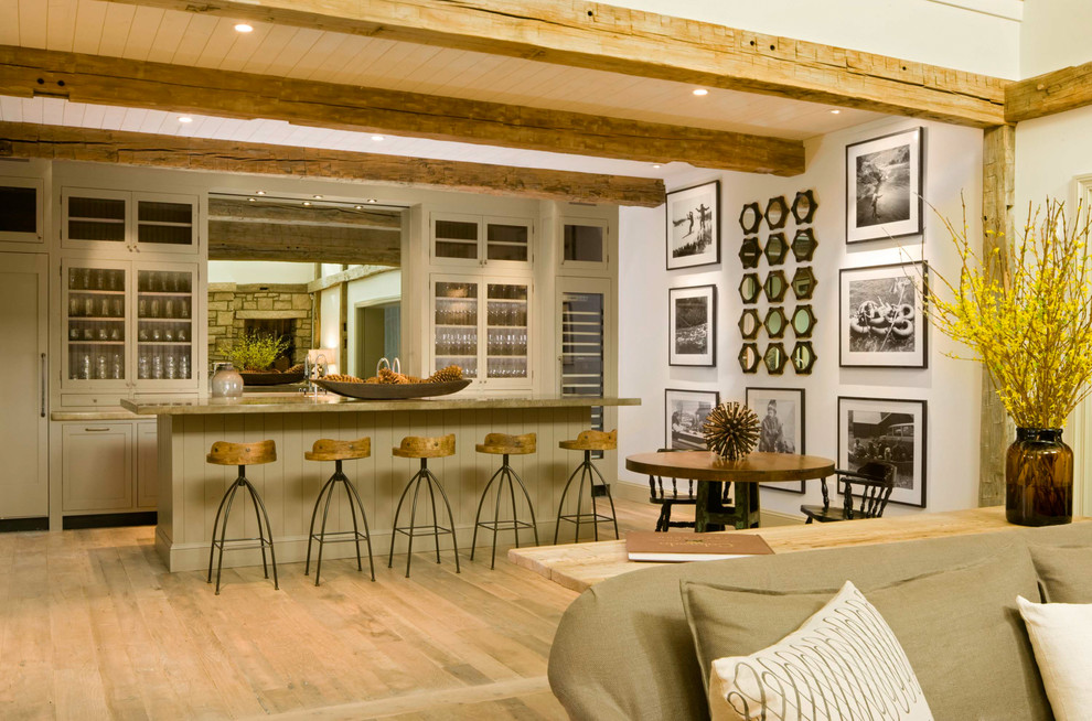 Idee per un soggiorno rustico aperto con pareti bianche e pavimento in legno massello medio