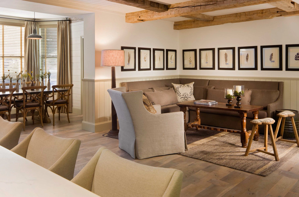 Inspiration pour une salle de séjour chalet ouverte avec un mur beige et un sol en bois brun.