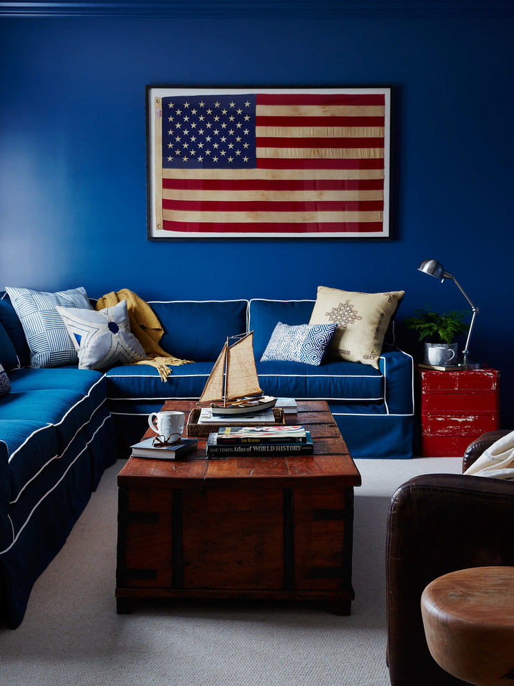 Imagen de sala de estar costera con paredes azules