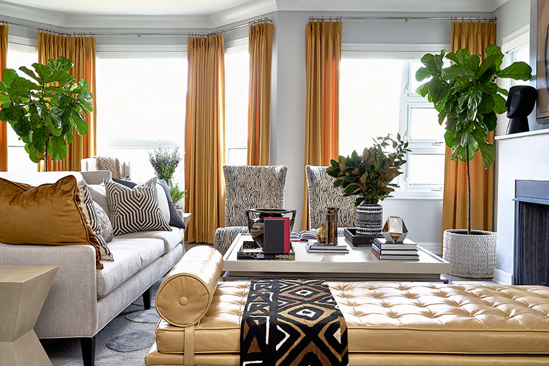 Idee per un grande soggiorno chic aperto con pareti grigie, parquet scuro e pavimento marrone