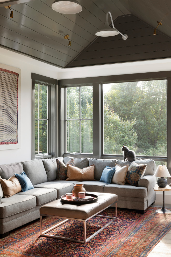 Foto di un soggiorno country con pareti bianche, parquet chiaro, pavimento beige, soffitto in perlinato e soffitto a volta