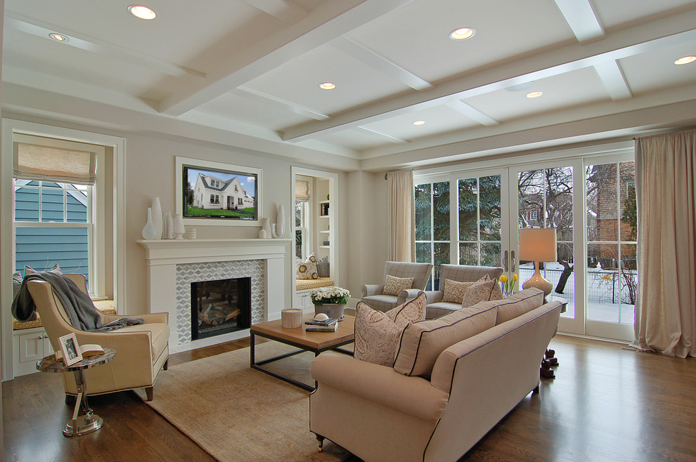 На фото: гостиная комната в стиле неоклассика (современная классика) с серыми стенами и ковром на полу