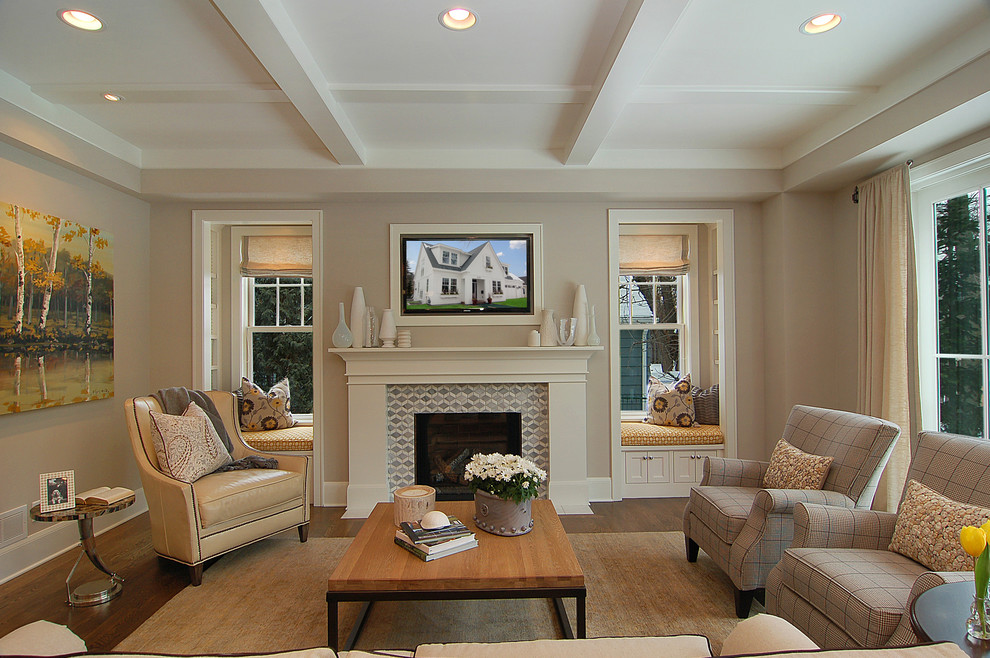 Пример оригинального дизайна: гостиная комната в стиле неоклассика (современная классика) с серыми стенами и ковром на полу