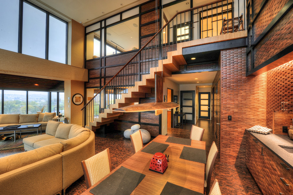 Mittelgroßes, Offenes Modernes Wohnzimmer ohne Kamin mit beiger Wandfarbe, Korkboden, verstecktem TV und braunem Boden in Cincinnati