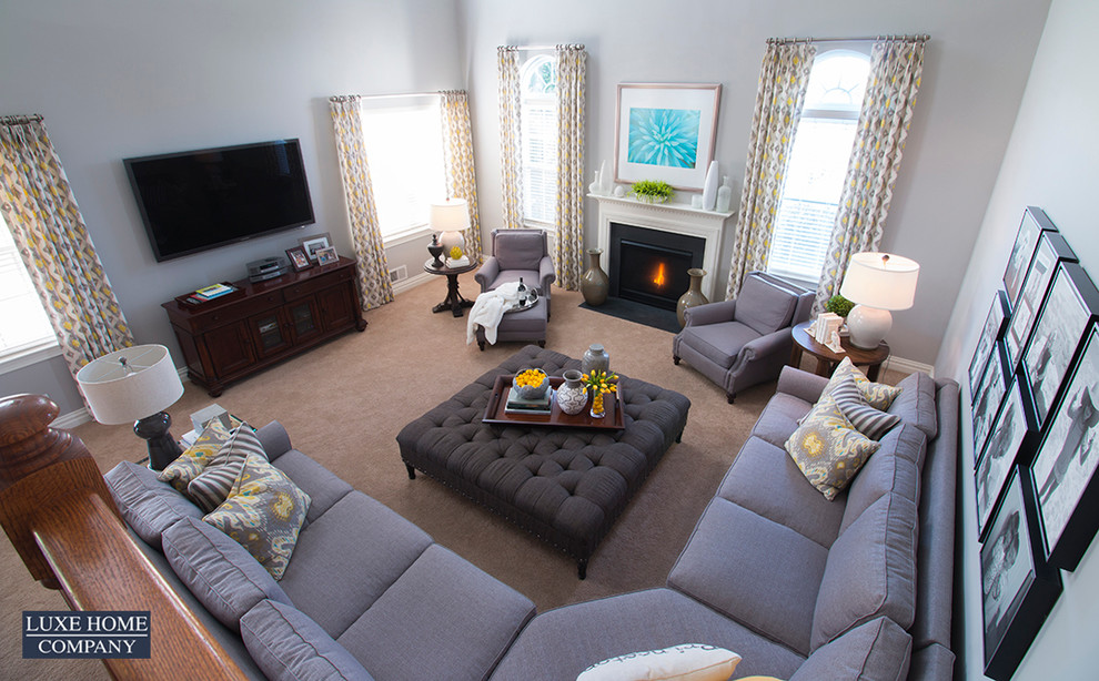 На фото: гостиная комната в стиле неоклассика (современная классика) с серыми стенами, ковровым покрытием и телевизором на стене с